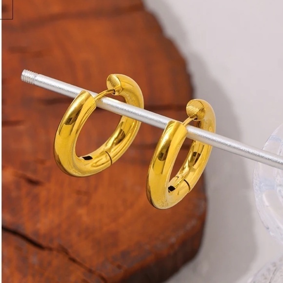 NEW Simple Chunky Round Gold Hoop Earrings - Picture 3 of 14